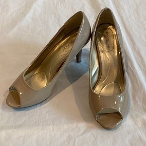 Bandolino Womens Tan Heels Size 7.5